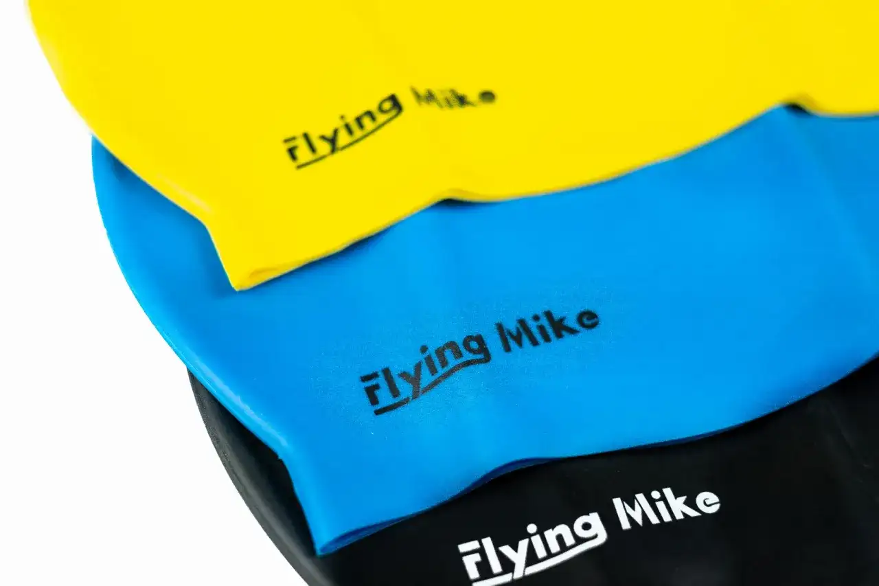 Żółty czepek "Flying Mike" i inne w jaskrawych kolorach, gotowe na basen.