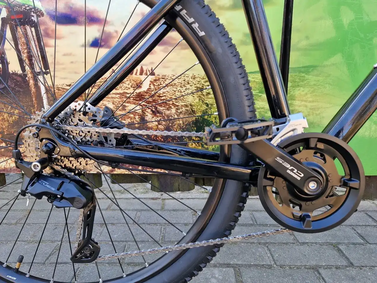 Część roweru górskiego z napędem Shimano. Różne rodzaje rowerów mają podobne, ale też odmienne komponenty.