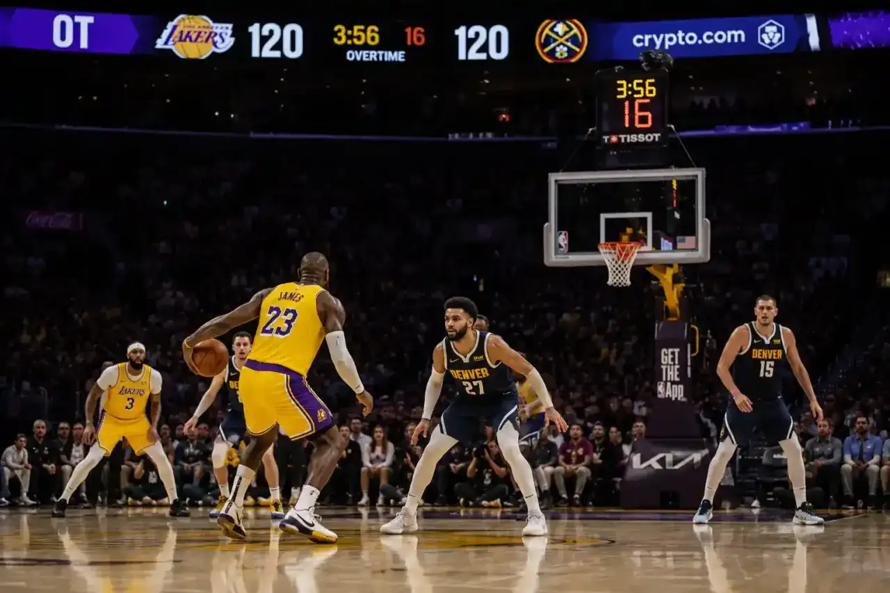 LeBron James z piłką w ręku podczas dogrywki. Wynik 120:120, do końca 3:56. W koszykówce dogrywka trwa 5 minut.
