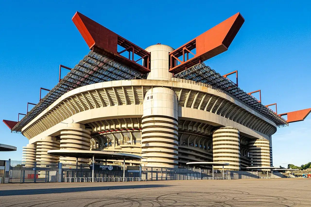 Stadion San Siro, dom słynnego klubu piłkarskiego z Mediolanu, z charakterystycznymi czerwonymi elementami dachu.