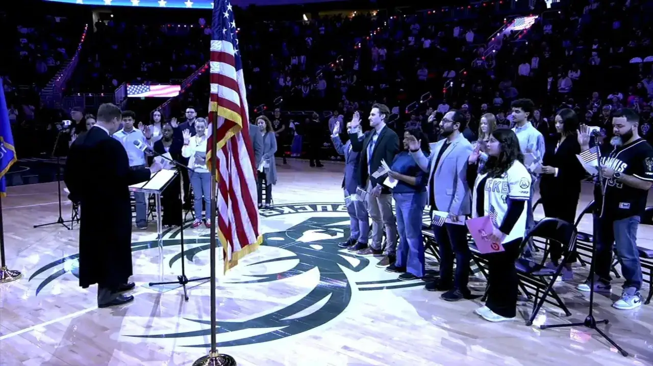 Uroczystość zaprzysiężenia na parkiecie NBA. Zastanawiasz się, ile trwa przerwa w NBA? To zależy od wielu czynników, ale na pewno nie tak długo jak ta ceremonia!