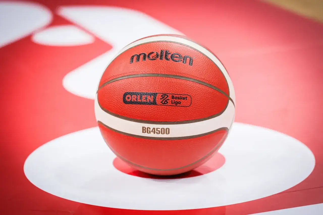 Piłka do koszykówki Orlen Basket Liga na parkiecie. Czekając na dogrywkę, zastanawiasz się, ile trwa dogrywka w koszykówce?