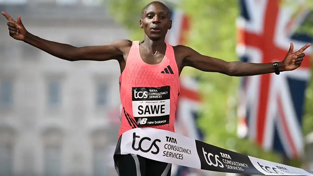 Biegacz Sawe przekracza linię mety, świętując zwycięstwo w maratonie. Czy to nowy maraton rekord świata?