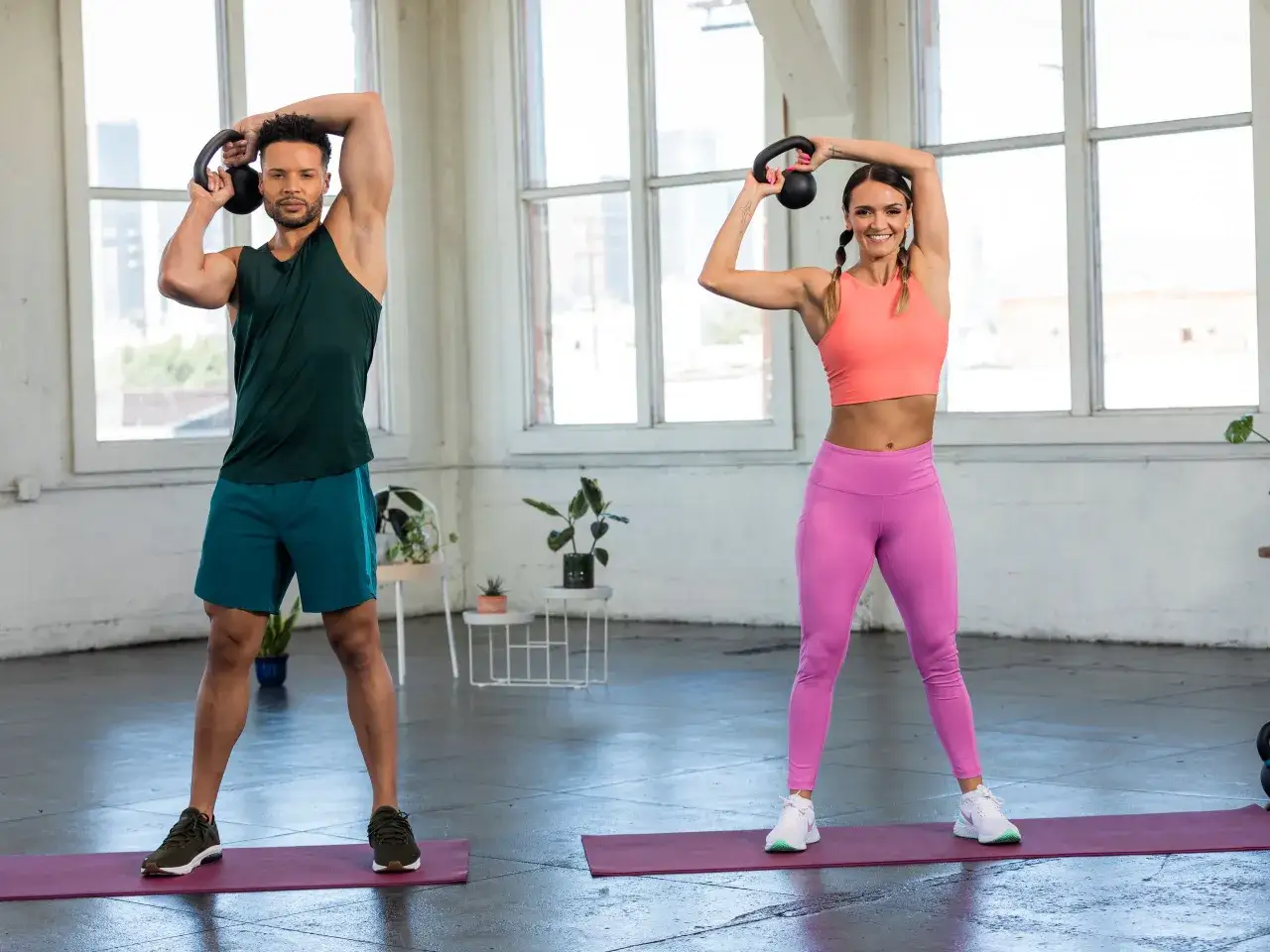 Para ćwicząca z kettlebell, widoczne ćwiczenia z kettlebell efekty.