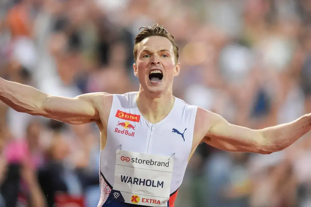 Karsten Warholm krzyczy z radości po ustanowieniu rekordu świata na 400 m.