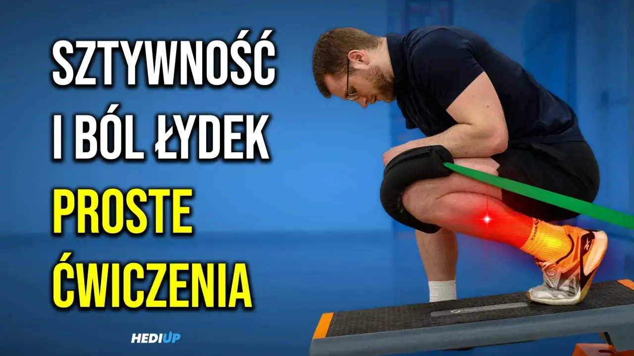 Mężczyzna ćwiczy łydki z gumą oporową, by rozluźnić napięty mięsień płaszczkowaty i pozbyć się bólu.