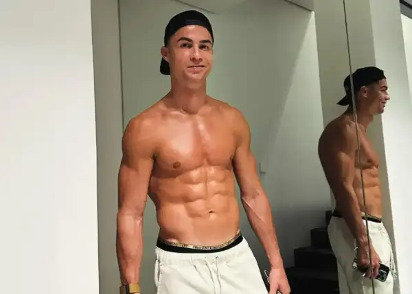 Cristiano Ronaldo, legenda portugalskiego futbolu, prezentuje swoją imponującą formę.