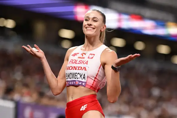 Uśmiechnięta lekkoatletka z Polski, Natalia Kaczmarek, świętuje swój potencjalny rekord świata na 400 m.