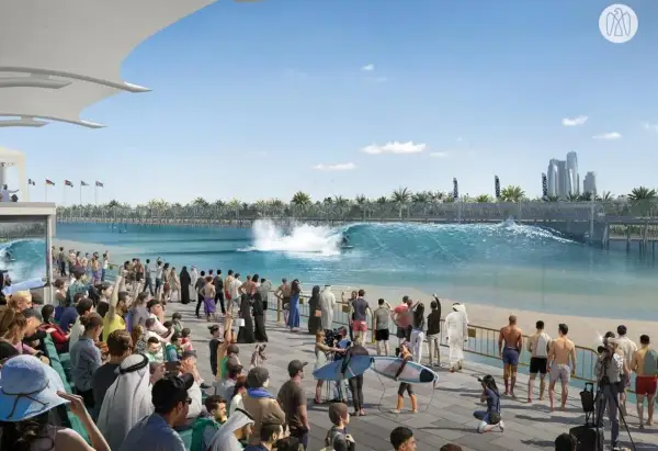 Ludzie oglądają surfing na sztucznej fali w największym basenie na świecie.