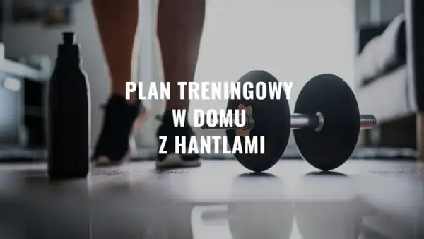 Gotowy na trening FBW w domu z hantlami? Na zdjęciu widzimy hantle, butelkę z wodą i sylwetkę osoby ćwiczącej.