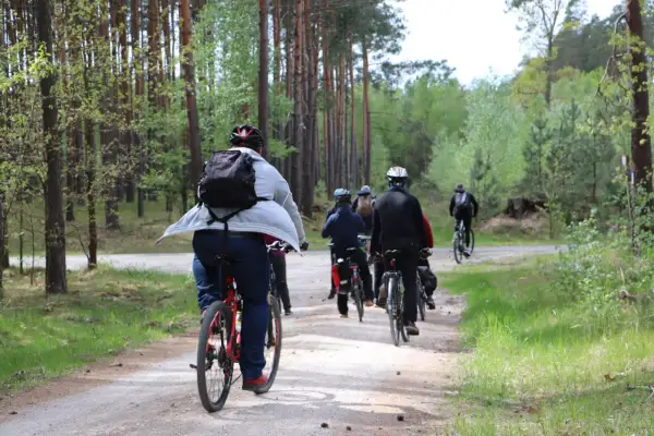 Grupa rowerzystów w lesie. Zastanawiasz się, ile kalorii spalisz na 25 km na rowerze?