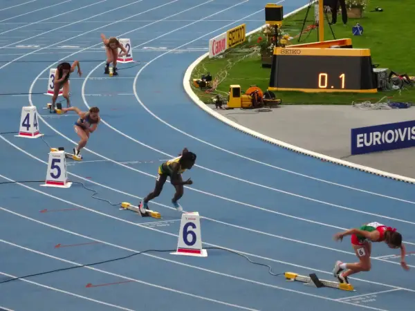Biegaczki na 400 m, jedna z nich walczy o rekord Polski.