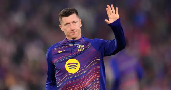 Robert Lewandowski w koszulce FC Barcelony, macha do kibiców. Zastanawiasz się, ile kosztuje Robert Lewandowski?