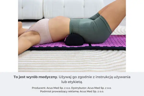 Kobieta leży na macie akupresurowej z wałkiem pod odcinkiem lędźwiowym, szukając ulgi w bólu kręgosłupa.