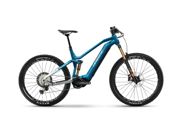Niebieski rower elektryczny Haibike AllMtn 10 z pełnym zawieszeniem, gotowy na górskie wyzwania.