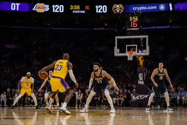 LeBron James z piłką w ręku podczas dogrywki. Wynik 120:120, do końca 3:56. W koszykówce dogrywka trwa 5 minut.